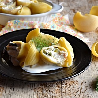 Conchiglioni ripieni di asparagi e salmone