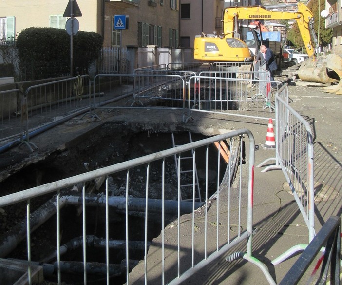 Aosta, nuova voragine in via Monte Vodice; 'fognatura a pezzi, chi ha subìto danni sarà risarcito'