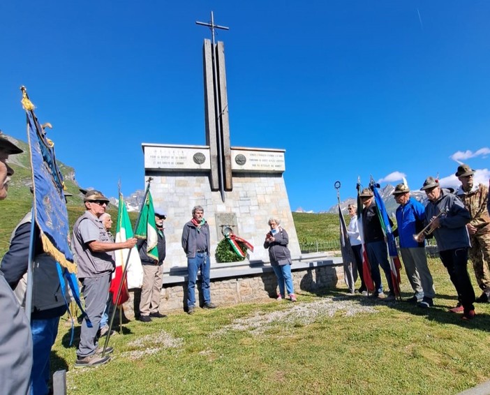 Soci dell'ANEI VdA al Monumento eretto al Colle del Piccolo San Bernardo per commemorare gli internati militari italiani e i Caduti nei campi di concentramento