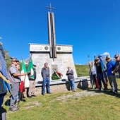 Soci dell'ANEI VdA al Monumento eretto al Colle del Piccolo San Bernardo per commemorare gli internati militari italiani e i Caduti nei campi di concentramento