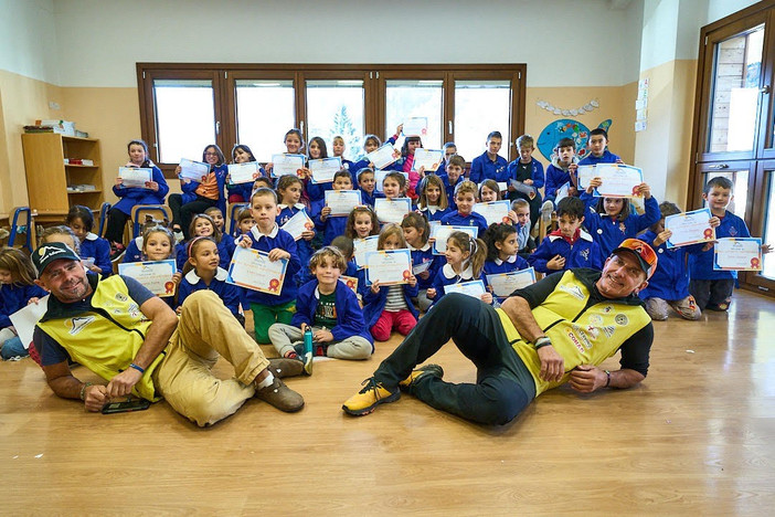 Dagli Alpinisti InSuperAbili gli attestati ai piccoli studenti della Primaria di Valtournenche