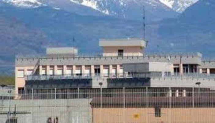 Detenuto fa l'Uomo Ragno sul muro dei passeggi del carcere di Brissogne