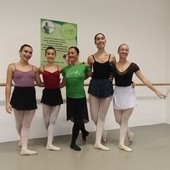 Da sn Serena Spano Maria Venuti Martina Antonia Condurro e Alice Susanna con al centro la maestra Stefania Pace