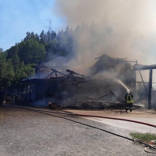 Forte incendio devasta casa e stalla in un'azienda agricola a Morgex