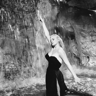 'Bagno nella fontana di Trevi'; fotogramma, 1960