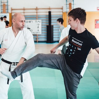 Il Maestro Marco Sebastianelli con un giovanissimo allievo (photo credit Max Monticone