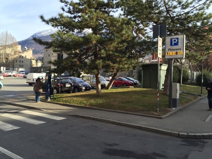 'Mi freghi il parcheggio? Io ti rigo l'auto...' ma le videocamere di piazza Plouve vedono tutto