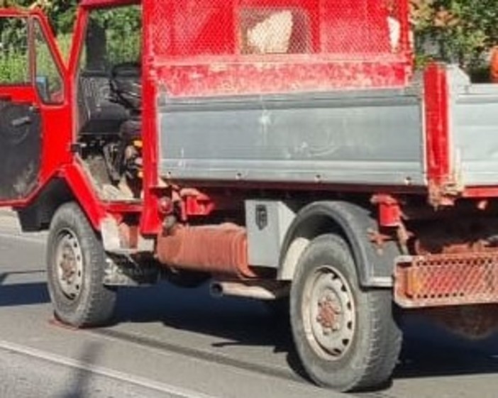 Rilevata dalla Polizia locale la lunga frenata del camion