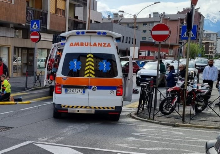 Aosta, a bordo di due scooter investono anziana e finiscono fuori strada