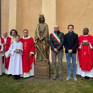 Da sn Don Ivano Reboulaz, il diacono Eligio Giovannetti, don Michel Ottin, don Diego Cuaz, il parroco don Isidoro Mercuri Giovinazzo, il sindaco Ronny Borbey, il Presidente del Consiglio comunale Jordy Bollon, don Leonard Bizimungu, don Elio Vittaz