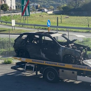 Brucia auto in autostrada, illesi gli occupanti