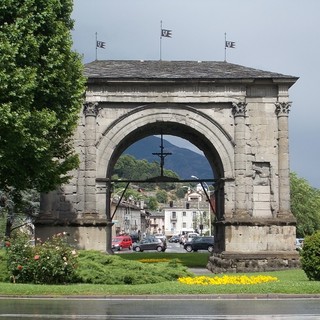 Aosta: riaperto parzialmente il traffico veicolare in piazza Arco d'Augusto