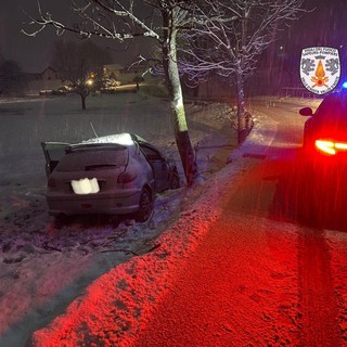 Sbanda sulla neve e finisce contro un albero