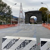 Perplessità per gli alberi di Natale nel cantiere della pedonalizzazione dell'Arco d'Augusto