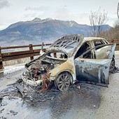 Autovettura distrutta dalle fiamme a Charvensod, illeso il conducente