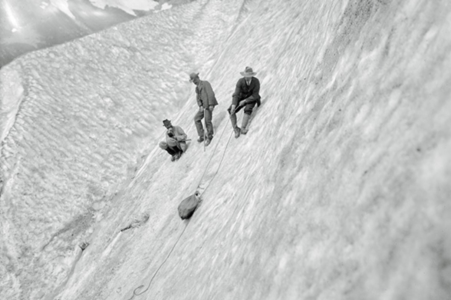 Uno storico 'spot' fotografico pubblicitario per la commercializzazione dei primi ramponi Grivel (foto da 'L'adieu des glaciers')