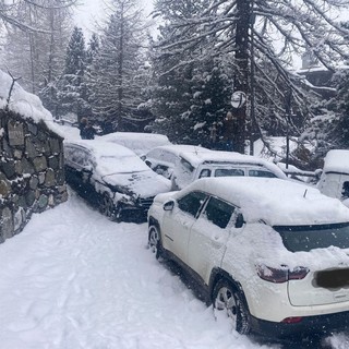 Spettacolare carambola di auto nella neve a Cervinia