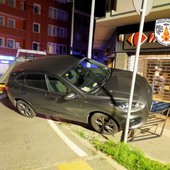 Suv contro le ringhiere proteggi-pedoni in via Chambery ad Aosta