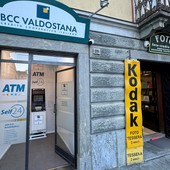 Nuovo ATM 'evoluto' della Bccv in piazza Chanoux ad Aosta