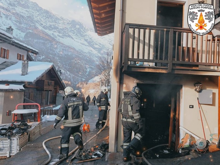 Valtournenche, alloggio distrutto dalle fiamme e palazzina inagibile