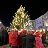 Acceso in piazza Chanoux l'abete addobbato che illumina il Natale aostano