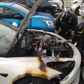 Auto elettrica va a fuoco a Chatillon