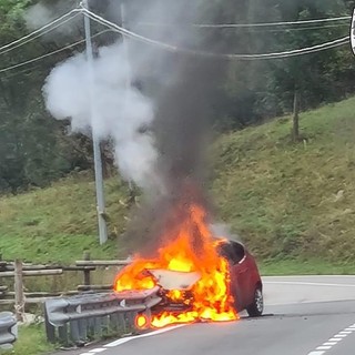 Auto va a fuoco sulla regionale di Gressoney; nessun ferito