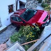 Auto contro il muro di una villa a La Salle