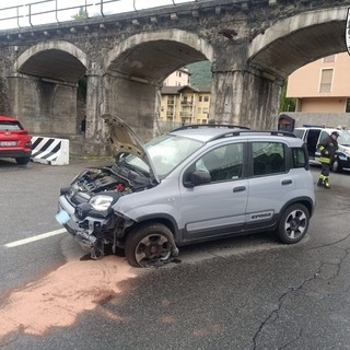 Aosta, auto esce di strada al sottopasso di via Chamolé