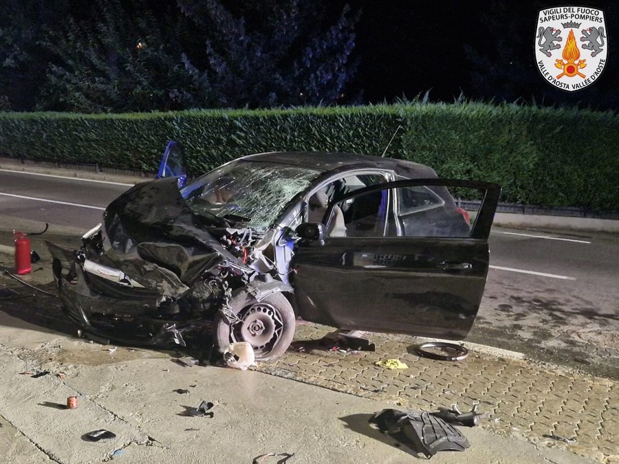 Violento scontro tra due auto sulla statale 26 a Nus