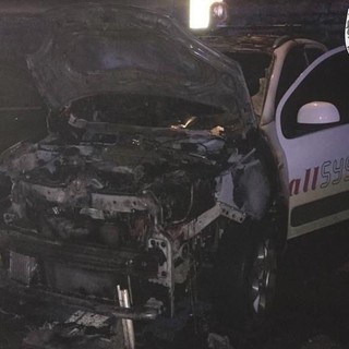 A fuoco nella notte un'auto dell'impresa di polizia privata 'All System'