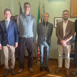 Da sn Nicolas Viérin, Console onorario di Francia in Valle d’Aosta; Frédéric Brunier Framboret, sindaco di Albertville; Gianni Nuti, sindaco di Aosta; Samuele Tedesco, assessore Cultura Comune Aosta; Jean-François Brugnon, assessore delegato all'Istruzione, alla formazione, al lavoro e alla mobilità di Albertville