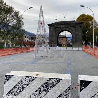 Perplessità per gli alberi di Natale nel cantiere della pedonalizzazione dell'Arco d'Augusto