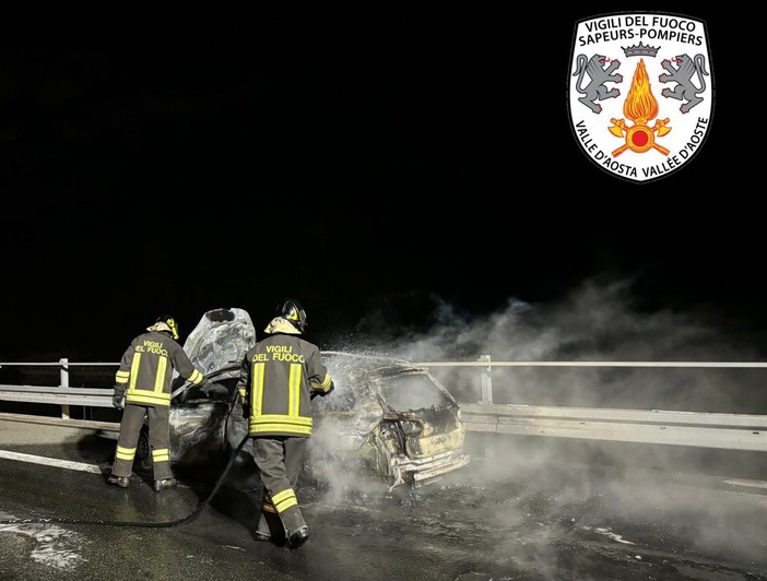 Auto distrutta dalle fiamme in autostrada a Montjovet