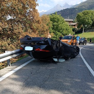 Auto con due persone a bordo si ribalta sulla strada di Introd