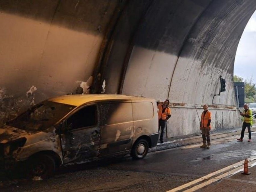 Auto in fiamme in galleria sulla statale 27