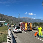 Vigili del fuoco all'opera in autostrada (immagine di repertorio)