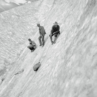 Uno storico 'spot' fotografico pubblicitario per la commercializzazione dei primi ramponi Grivel (foto da 'L'adieu des glaciers')