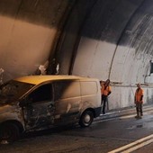 Auto in fiamme in galleria sulla statale 27