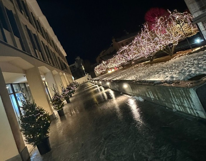 Aosta, Confcommercio VdA e BCCV illuminano il Natale in piazza Arco d'Augusto