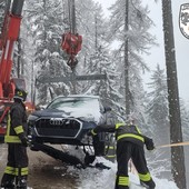 Finisce con l'auto nella scarpata, 'salvato' da un albero