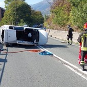 Auto si ribalta sulla statale 26 ad Aosta, un ferito e traffico in tilt