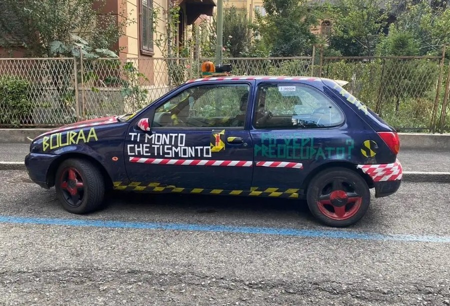 Scritte oscene e sessiste su un'auto dei coscritti della Plaine, la polizia le fa rimuovere