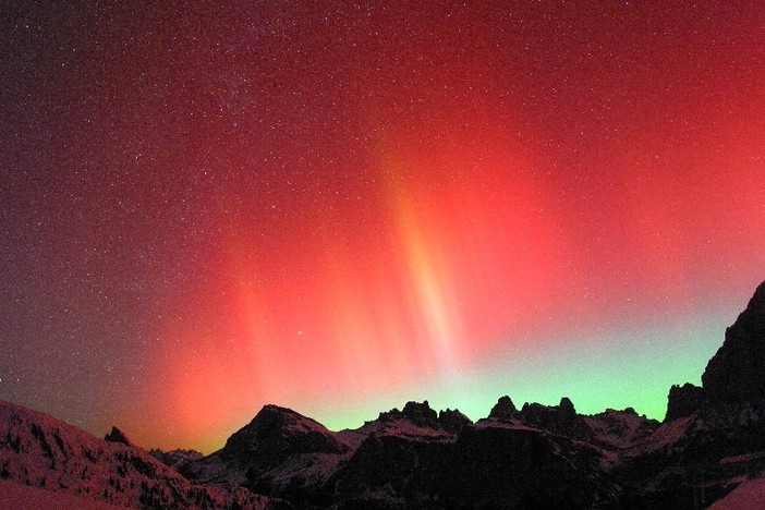 E' tornato nei cieli sopra Aosta il meraviglioso arco aurorale