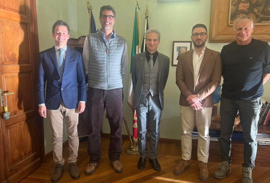 Da sn Nicolas Viérin, Console onorario di Francia in Valle d’Aosta; Frédéric Brunier Framboret, sindaco di Albertville; Gianni Nuti, sindaco di Aosta; Samuele Tedesco, assessore Cultura Comune Aosta; Jean-François Brugnon, assessore delegato all'Istruzione, alla formazione, al lavoro e alla mobilità di Albertville