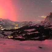 Spettacolare e rarissima aurora boreale sulle Alpi e sul Norditalia