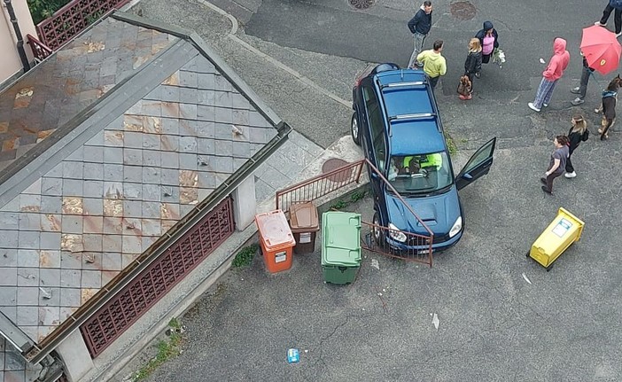 A folle velocità causa incidente e fugge, caccia ad Aosta a un'auto pirata