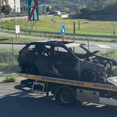 Brucia auto in autostrada, illesi gli occupanti