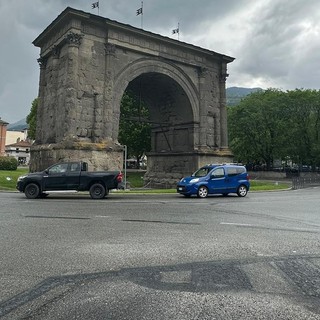 Aosta, riaperto il 'vecchio' ponte sul Buthier, traffico in tilt all'Arco d'Augusto