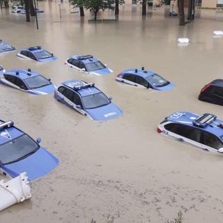 Allagato il parco auto della questura di Cesena